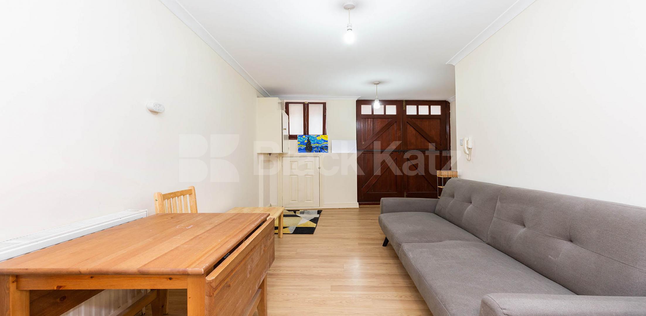 			LOCATION LOCATION LOCATION !!!, 1 Bedroom, 1 bath, 1 reception Flat			 Swan Yard, ISLINGTON N1